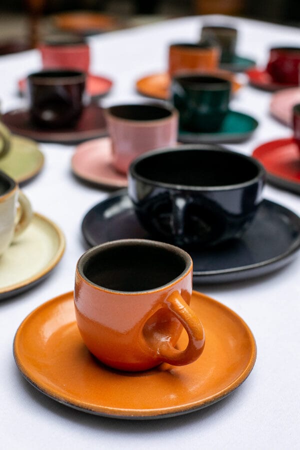 A xícara de café contemporânea sem alça na cor terracota é a verdadeira cara da marca Danielle Raiola. Apesar de delicada, ela possui um design marcante com detalhe amassado perto da área de manuseio, imprimindo muita personalidade à sua mesa posta.