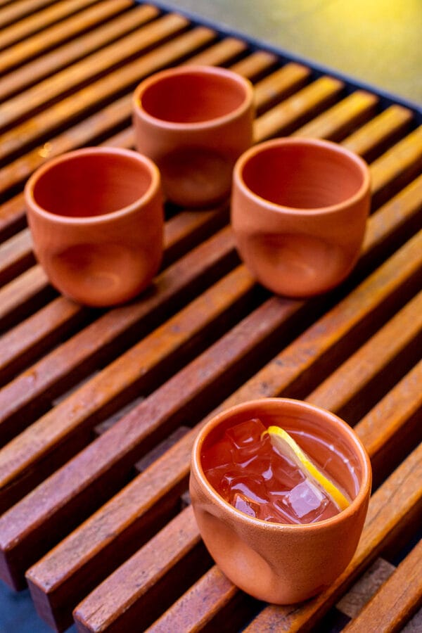 O Copão Amassado Terracota da Danielle Raiola é uma peça autoral "must have" que transforma qualquer refeição em uma experiência única. Confeccionado artesanalmente em cerâmica, o design anatômico exclusivo desta peça garante um encaixe perfeito nas mãos e ajuda a manter a temperatura ideal da sua bebida — seja ela quente ou gelada.