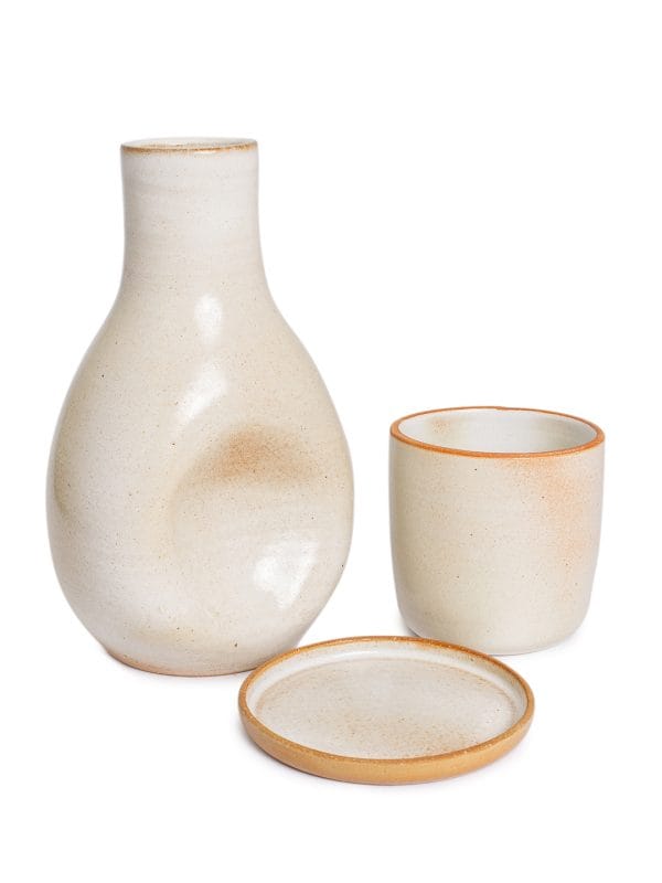 A moringa de cerâmica Acqua da Danielle Raiola traz um tom terroso e sofisticado que conecta a decoração à natureza. Ideal para compor o ambiente com elegância, ela garante praticidade e um toque de charme único para a sua mesa de cabeceira.