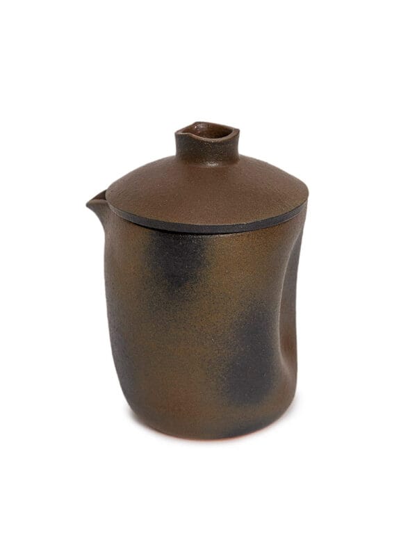 A jarra de shoyu na cor café da Danielle Raiola une funcionalidade e design autoral em uma peça compacta e cheia de personalidade. Com uma tonalidade terrosa marcante e acabamento impecável, ela traz elegância para a mesa posta e facilidade no manuseio de molhos e acompanhamentos.