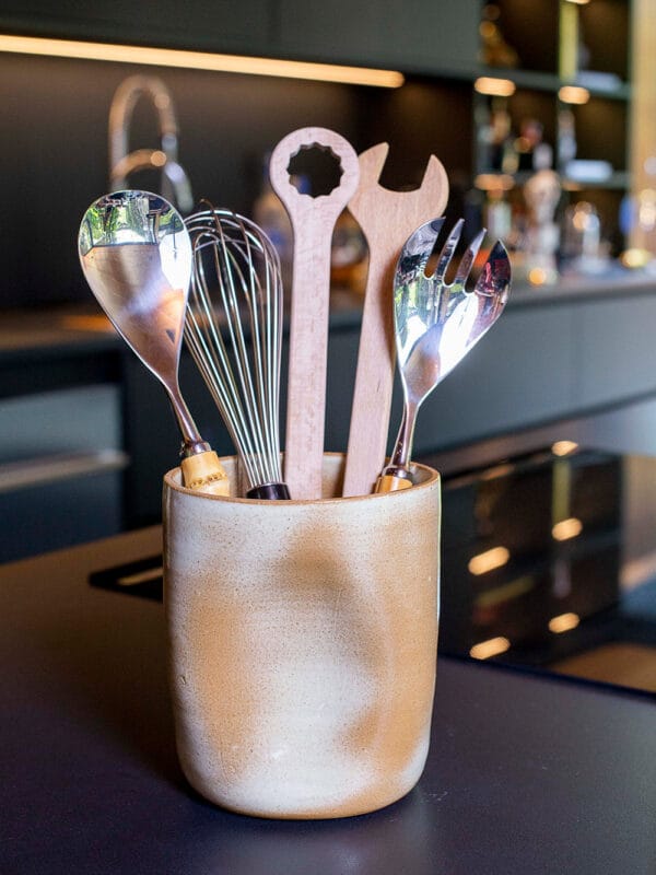 O porta utensílios na cor off da Danielle Raiola é uma peça que une funcionalidade e estética autoral para a sua cozinha. Semelhante a um vaso com uma charmosa área amassada, ele imprime personalidade e elegância à bancada, mantendo tudo o que você precisa sempre organizado e à mão.
