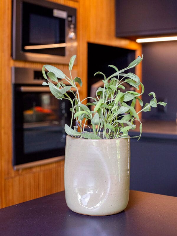 O porta utensílios na cor oliva da Danielle Raiola é uma peça que une funcionalidade e estética autoral para a sua cozinha. Semelhante a um vaso com uma charmosa área amassada, ele imprime personalidade e elegância à bancada, mantendo tudo o que você precisa sempre organizado e à mão.