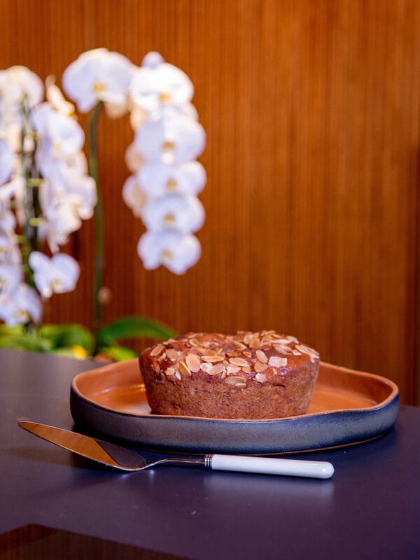 O prato para bolo e aperitivos na cor terracota da Danielle Raiola é uma peça robusta e imponente, desenhada para destacar qualquer preparo na mesa posta. Com formato redondo grande e bordas baixas e retas, ele une praticidade e sofisticação artesanal.