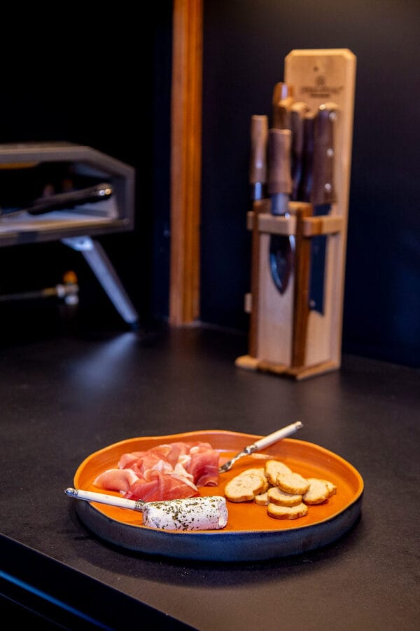 O prato para bolo e aperitivos na cor terracota da Danielle Raiola é uma peça robusta e imponente, desenhada para destacar qualquer preparo na mesa posta. Com formato redondo grande e bordas baixas e retas, ele une praticidade e sofisticação artesanal.
