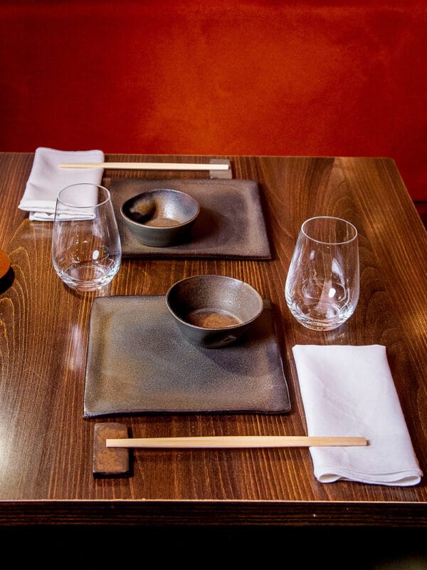 O set japonês Café é um verdadeiro ícone da marca Danielle Raiola. Desenvolvido com design autoral e acabamento primoroso, ele transforma a experiência de saborear a culinária oriental em casa, unindo tradição, sofisticação e a beleza do feito à mão.