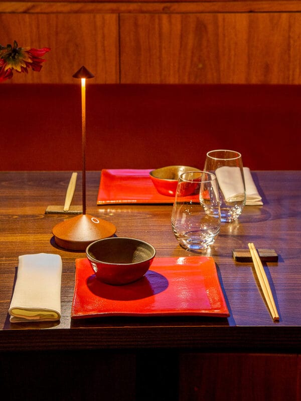 O set japonês vermelho é um verdadeiro ícone da marca Danielle Raiola. Desenvolvido com design autoral e acabamento primoroso, ele transforma a experiência de saborear a culinária oriental em casa, unindo tradição, sofisticação e a beleza do feito à mão.