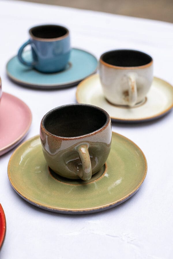 A xícara de café contemporânea sem alça na cor oliva é a verdadeira cara da marca Danielle Raiola. Apesar de delicada, ela possui um design marcante com detalhe amassado perto da área de manuseio, imprimindo muita personalidade à sua mesa posta.