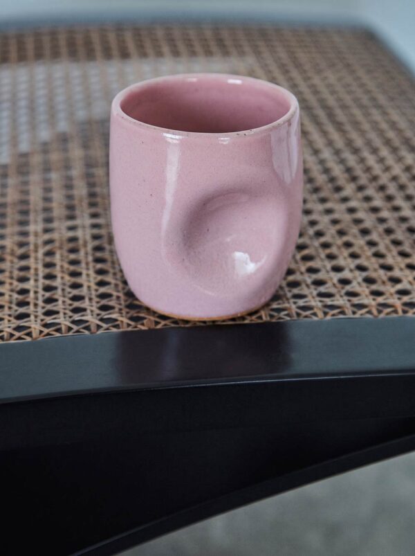 O Copão Amassado Rosa Antigo da Danielle Raiola é uma peça autoral "must have" que transforma qualquer refeição em uma experiência única. Confeccionado artesanalmente em cerâmica, o design anatômico exclusivo desta peça garante um encaixe perfeito nas mãos e ajuda a manter a temperatura ideal da sua bebida — seja ela quente ou gelada.