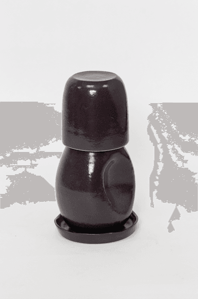 A moringa de cerâmica Açai da Danielle Raiola traz um tom terroso e sofisticado que conecta a decoração à natureza. Ideal para compor o ambiente com elegância, ela garante praticidade e um toque de charme único para a sua mesa de cabeceira.